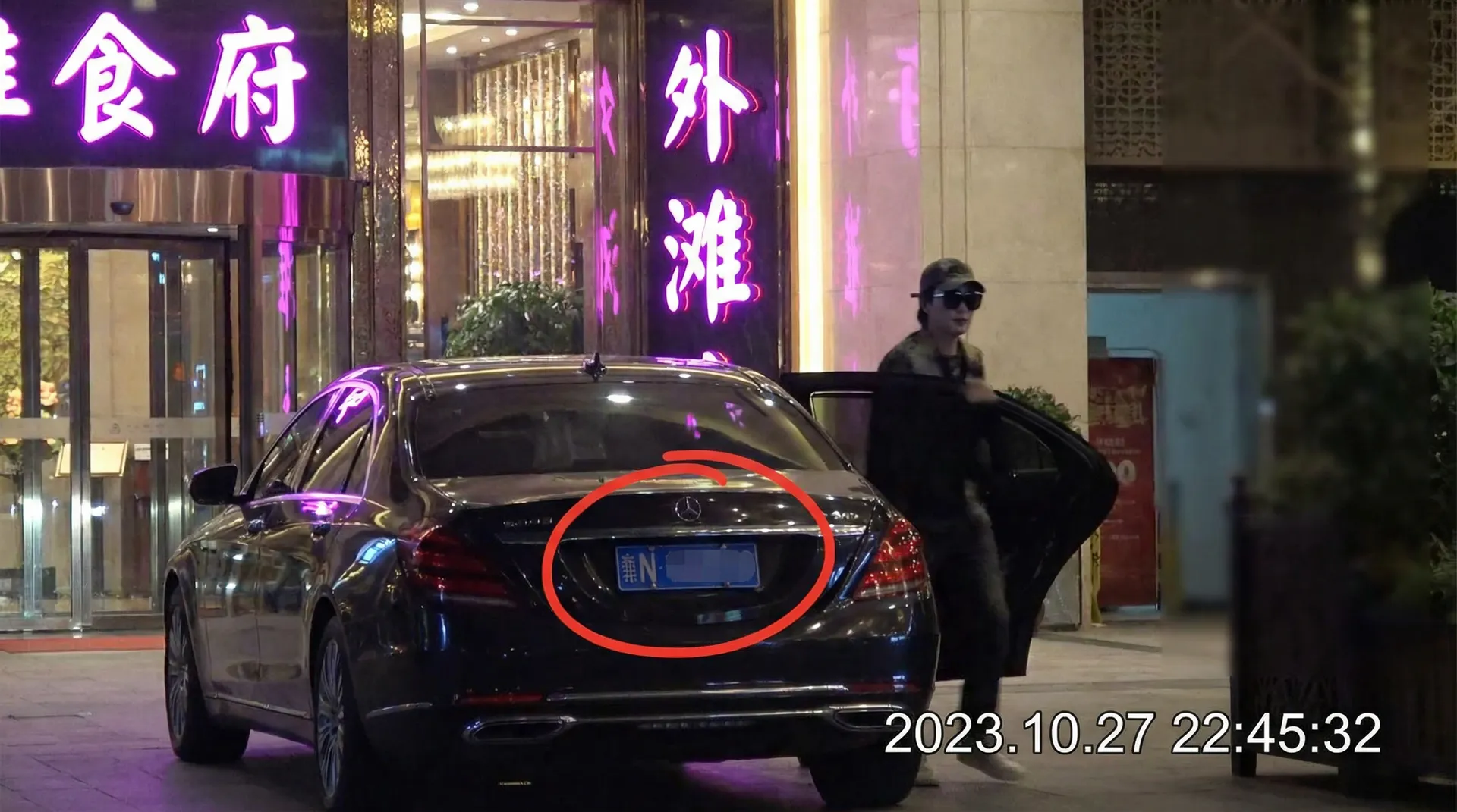 尤物 - 豪车餐厅外偷拍